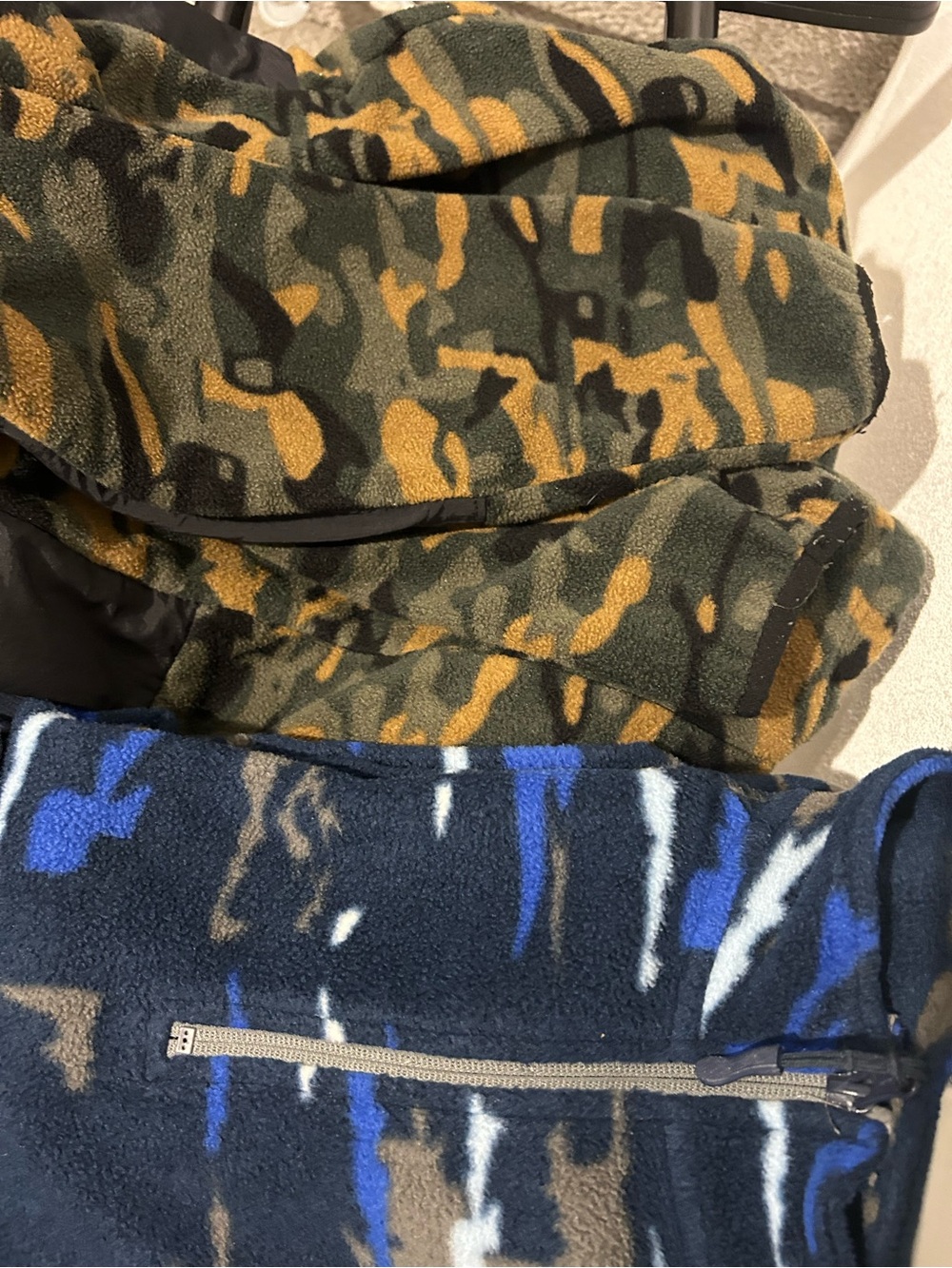 2pcs winter Camouflage Zip-Up Fleece Jacket+8 shirtโs short & sleeve like new๐คฉ - Picture 6 of 9